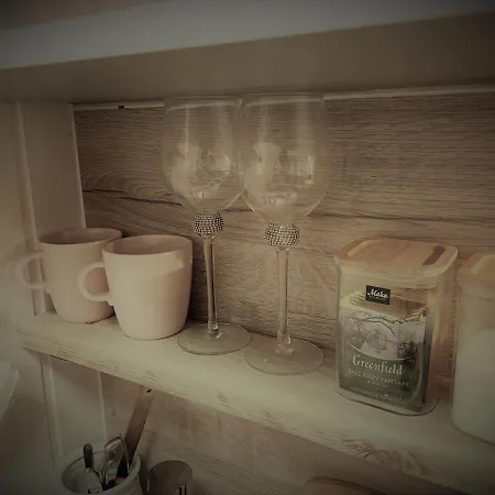 Renthouse Guest Alice *